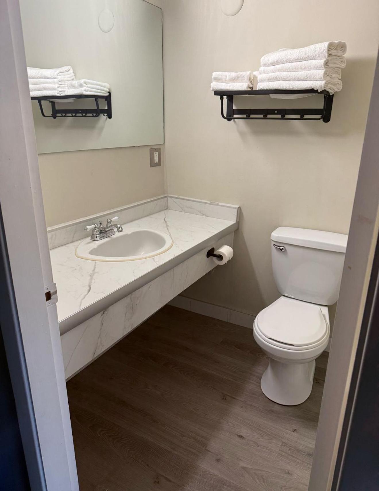 Canadas Best Value Inn Kelowna Zewnętrze zdjęcie